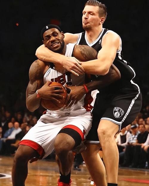 《NBA传奇皮蓬：球场上的钢铁战士，赛场外的低调智者》
