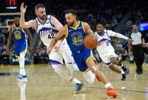 《NBA常规赛：库里三分球如雨点般落下，勇士队再创佳绩！》