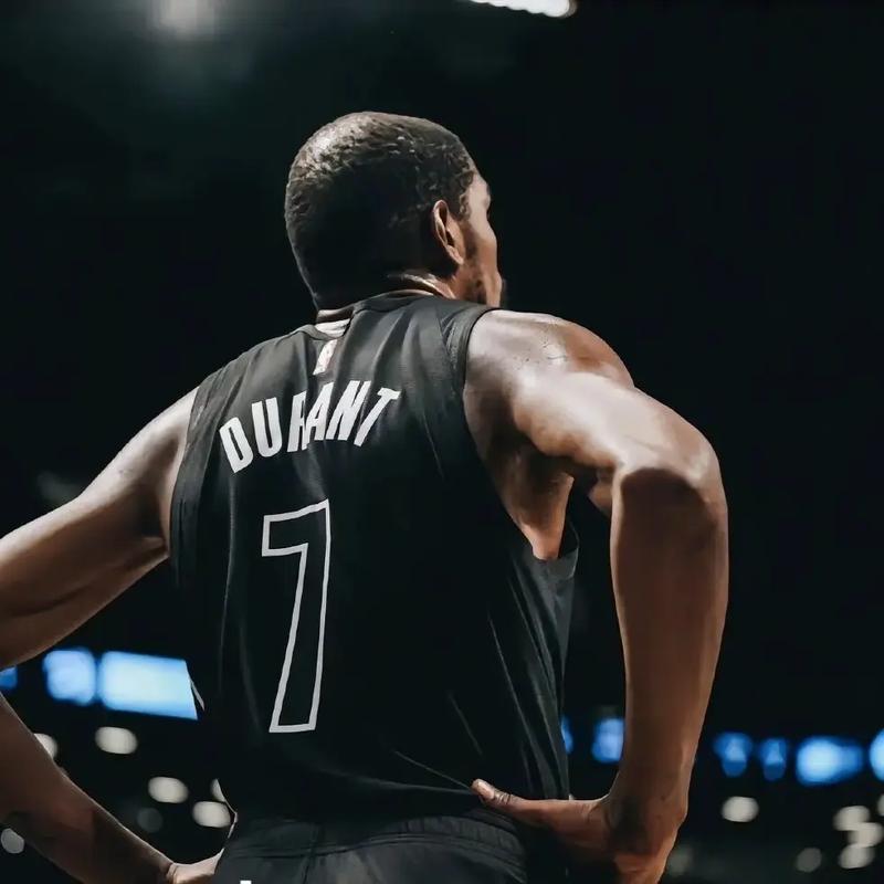《NBA杜兰特：球场上的超级英雄，生活中的低调王者》
