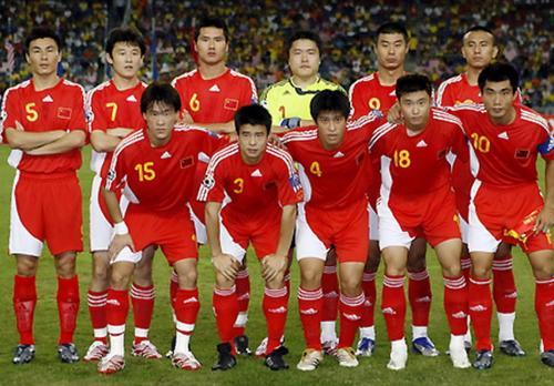 《2002年世界杯，中国队那抹亮眼的红色》